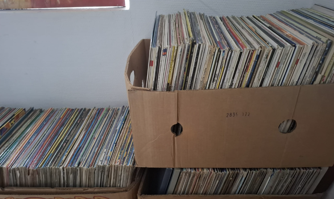 über 700 Schallplatten